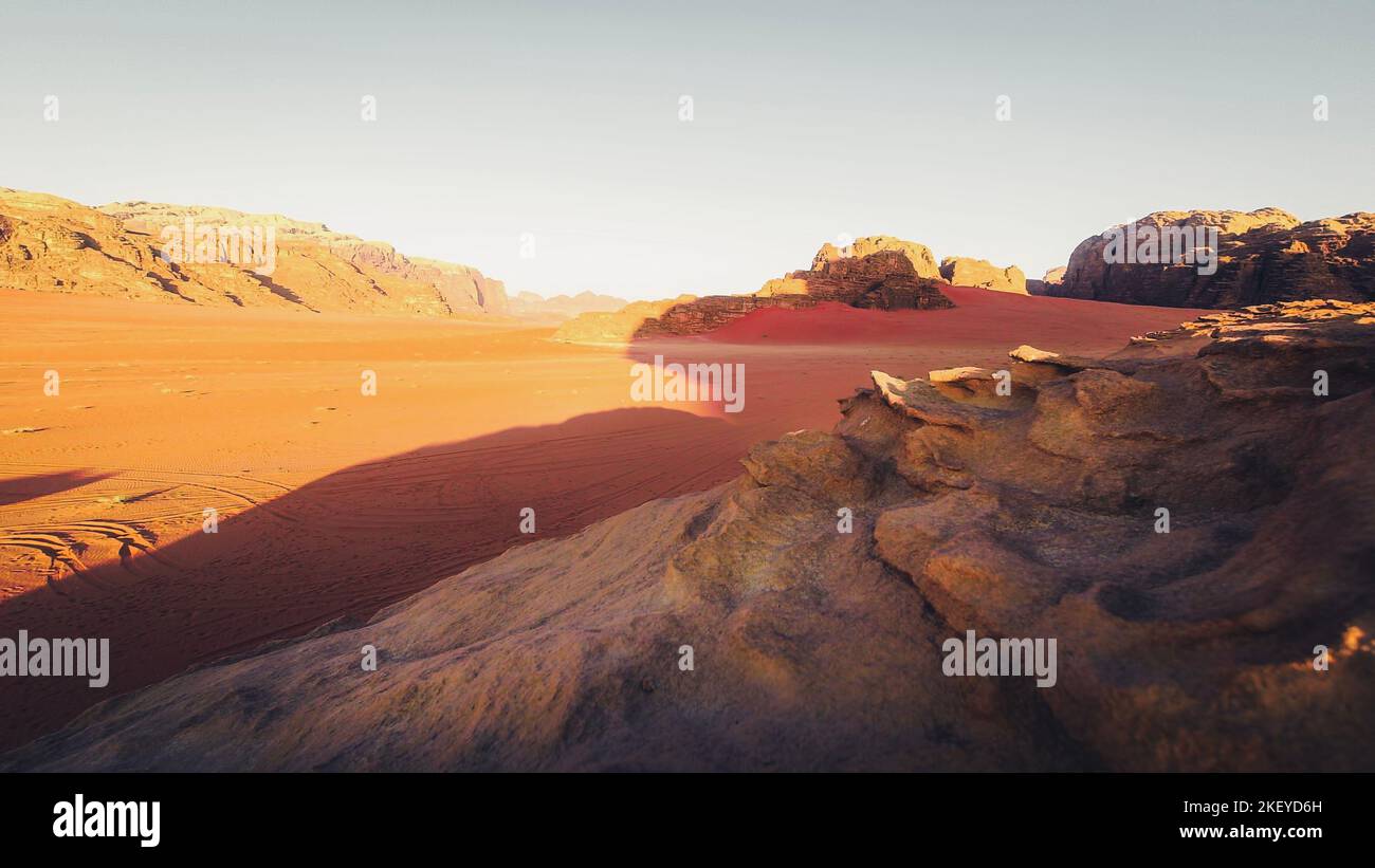 Mars rouge comme le paysage dans le désert de Wadi Rum, en Jordanie, ce lieu a été utilisé comme cadre pour de nombreux films de science-fiction Banque D'Images