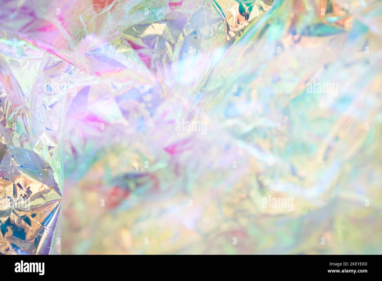 Arrière-plan en polyéthylène nacre, aspect holographique, froissé, transparent. Film plastique holographique coloré dans les tons bleu, violet et rose avec espace de copie. Photo de haute qualité Banque D'Images Arrière-plan en polyéthylène nacre, aspect holographique, froissé, transparent. Film plastique holographique coloré dans les tons bleu, violet et rose avec espace de copie. Photo de haute qualité Banque D'Images