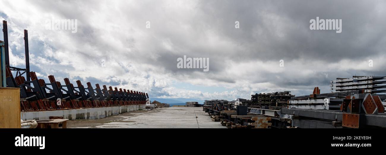 Arrière-plan du chantier de construction. Arrière-plan industriel. Chantier de construction contre ciel bleu Banque D'Images