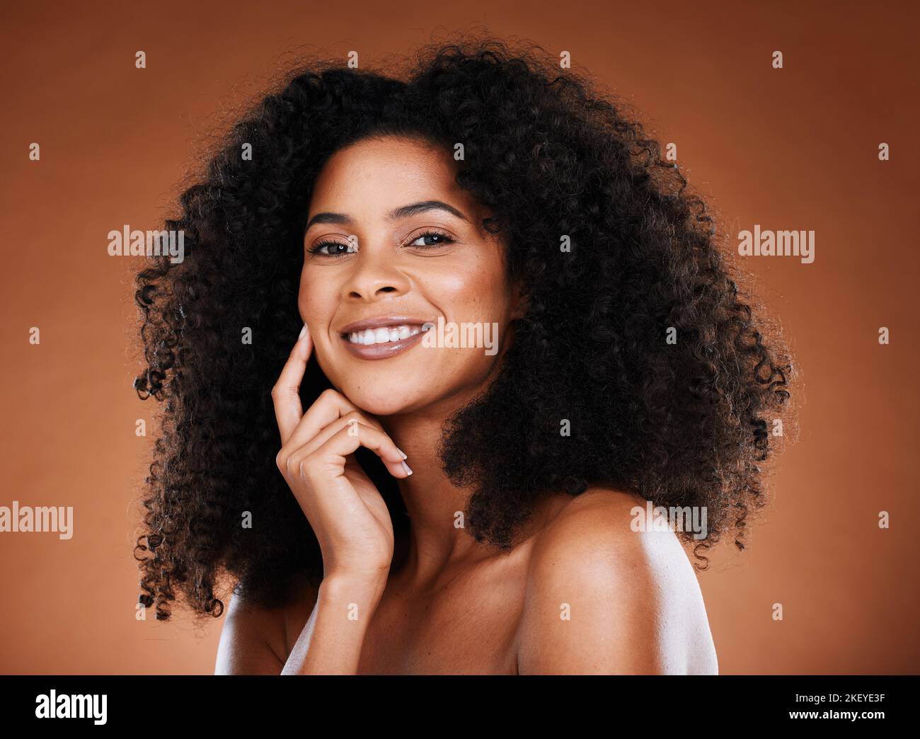 Soins des cheveux, beauté et portrait de la femme noire avec afro sur ...