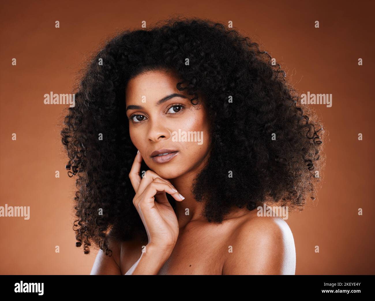 Femme noire afro, beauté et réflexion dans les soins de la peau