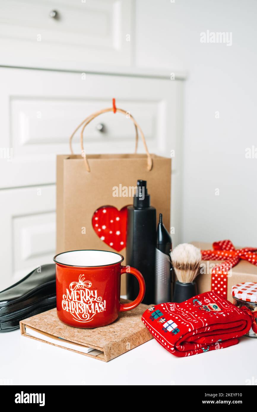 Noël boîte cadeau idées pour les hommes, lui, papa, Boyfriend. Produits de rasage zéro déchet pour hommes rouges et noirs, tasse, chaussettes, cosmétiques, bloc-notes, bonbons, biscuits Banque D'Images