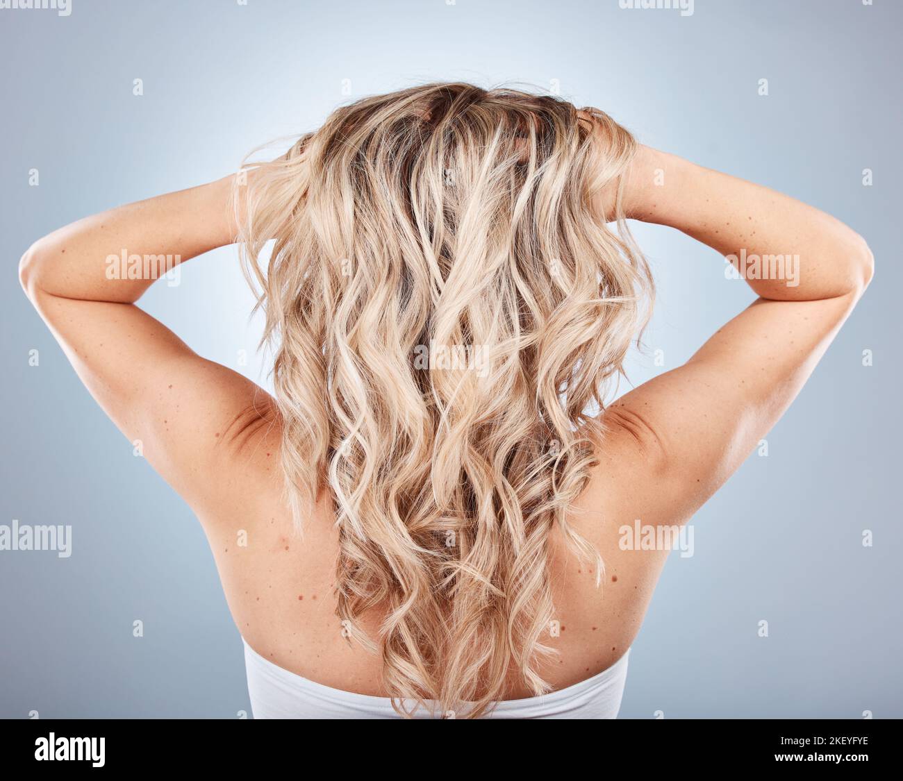 Blonde female model long wavy Banque de photographies et d'images à haute  résolution - Alamy