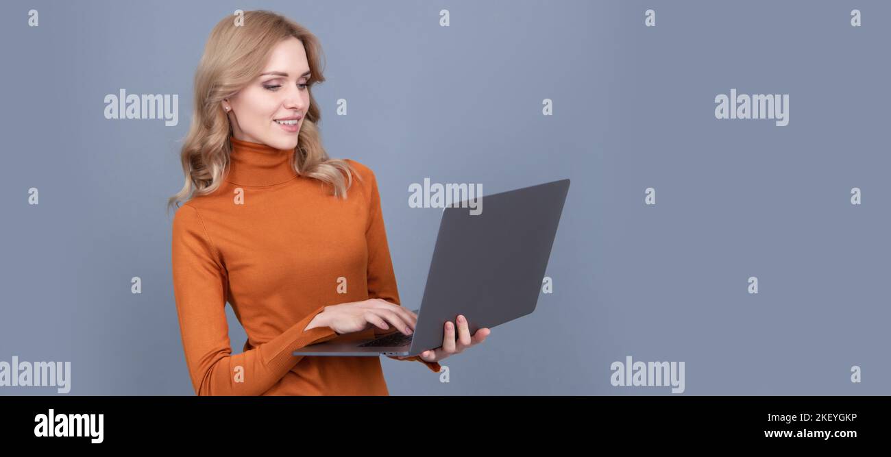 Portrait de femme, bannière d'en-tête isolée avec espace de copie. Comment la communication se produit. Clavier d'ordinateur portable de dactylographie de fille. Communication informatique. Banque D'Images
