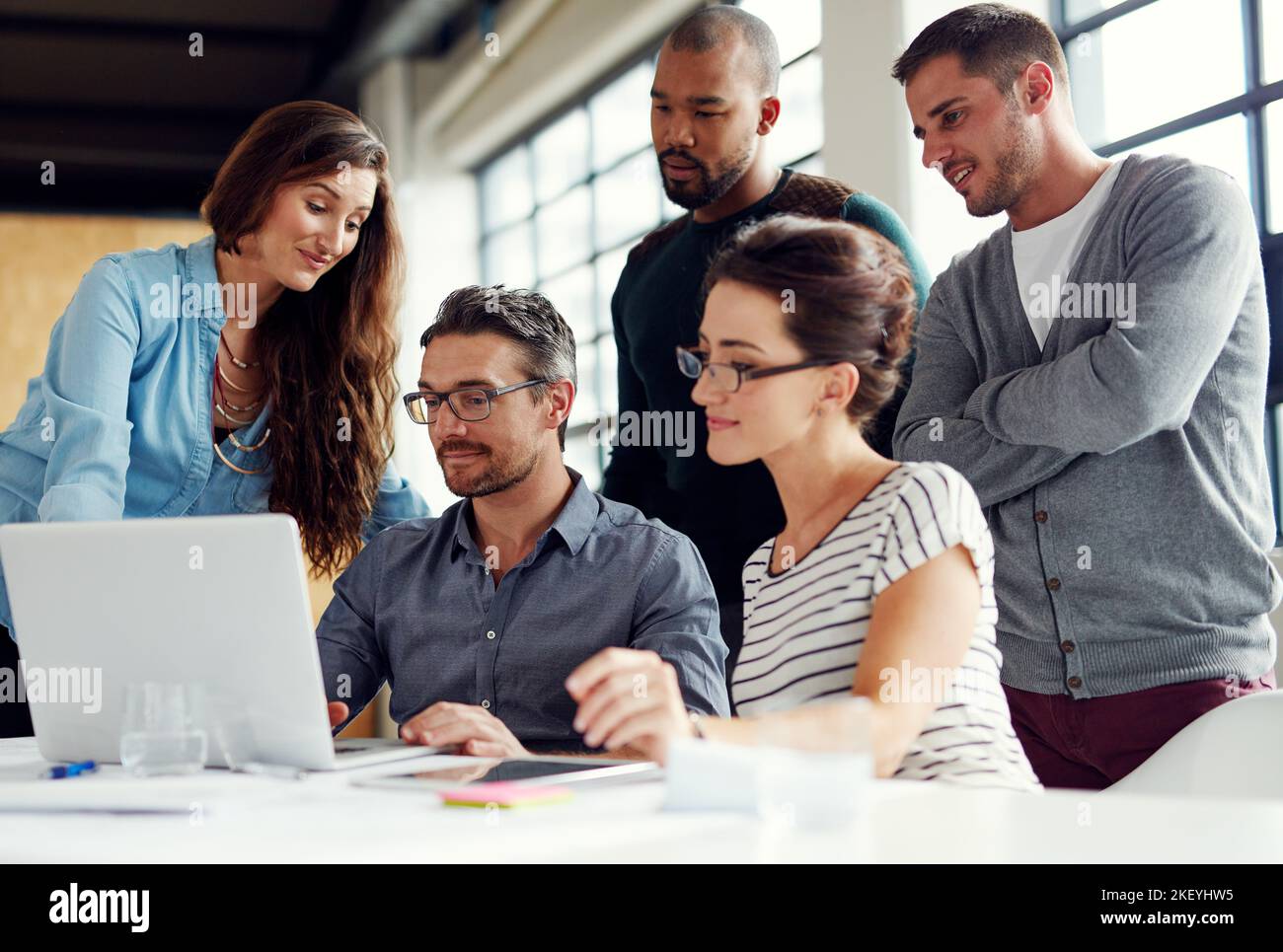 Faire des tombeaux de succès aujourd'hui. Un groupe de collègues ayant une réunion dans un bureau ouvert plan. Banque D'Images