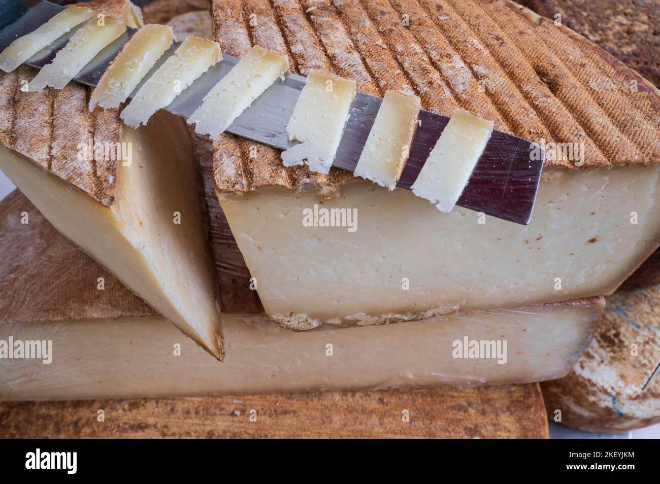 L’Ossau-Iraty, un fromage de lait de brebis pressé non cuit traditionnel, est la fierté des régions du pays Basque et du Béarn en France. Banque D'Images