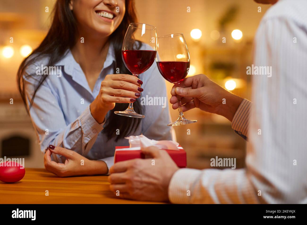 Homme et femme heureux amoureux de boire du vin rouge lors d'un dîner romantique le jour de la Saint-Valentin Banque D'Images