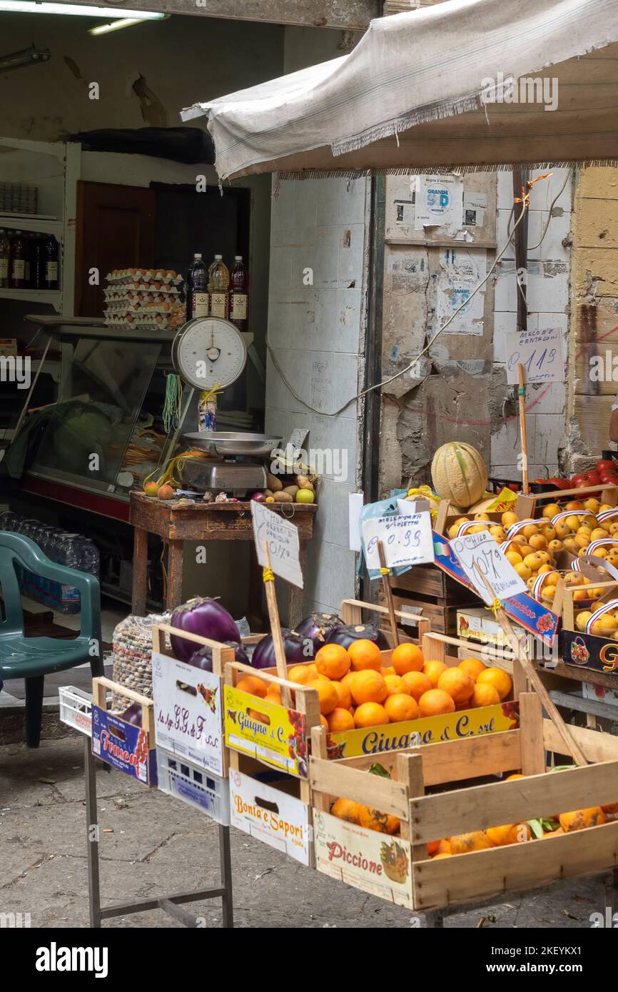 PALERME, SICILE, ITALIE - 21 MAI 2018 : petit stand vendant des légumes frais au marché de la Vucciria Banque D'Images