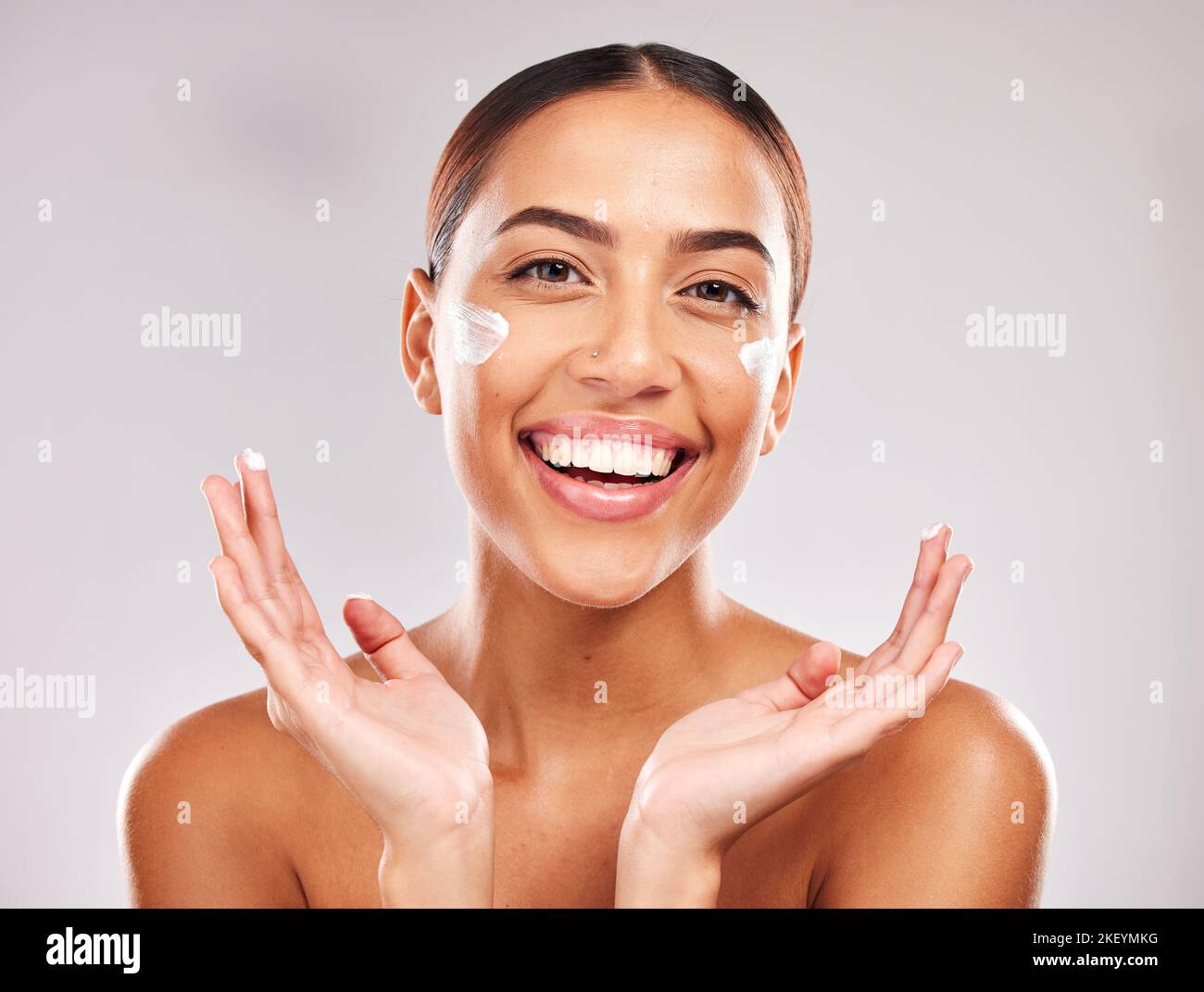 Portrait de beauté pour le visage, la femme et le soin de la peau pour le  maquillage et les cosmétiques de crème pour le visage. Bien-être de la  peau, soins du corps