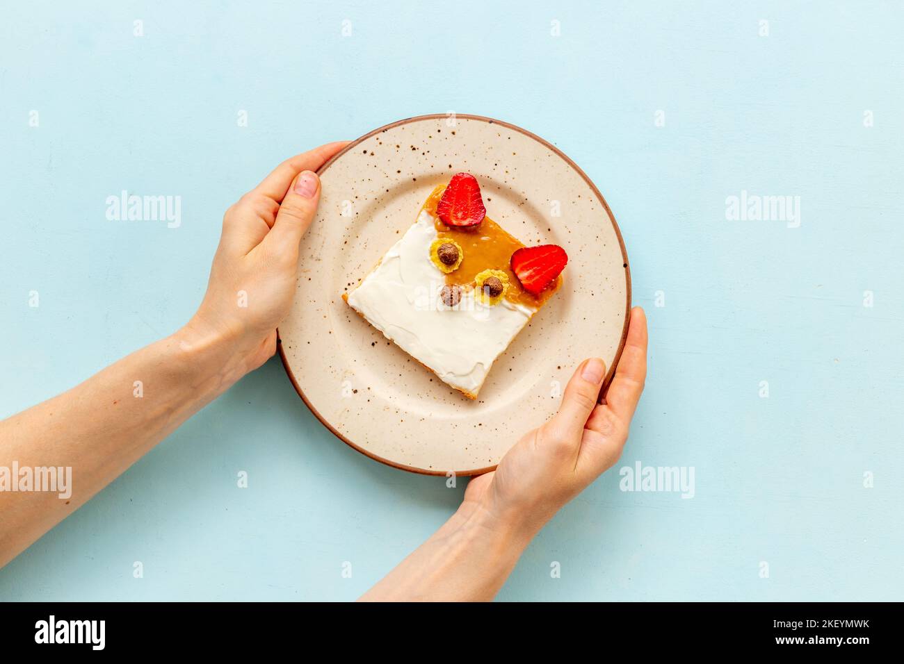 Drôle de tête de renard sandwich pour enfants - toast du pain avec du beurre d'arachide et des fraises Banque D'Images