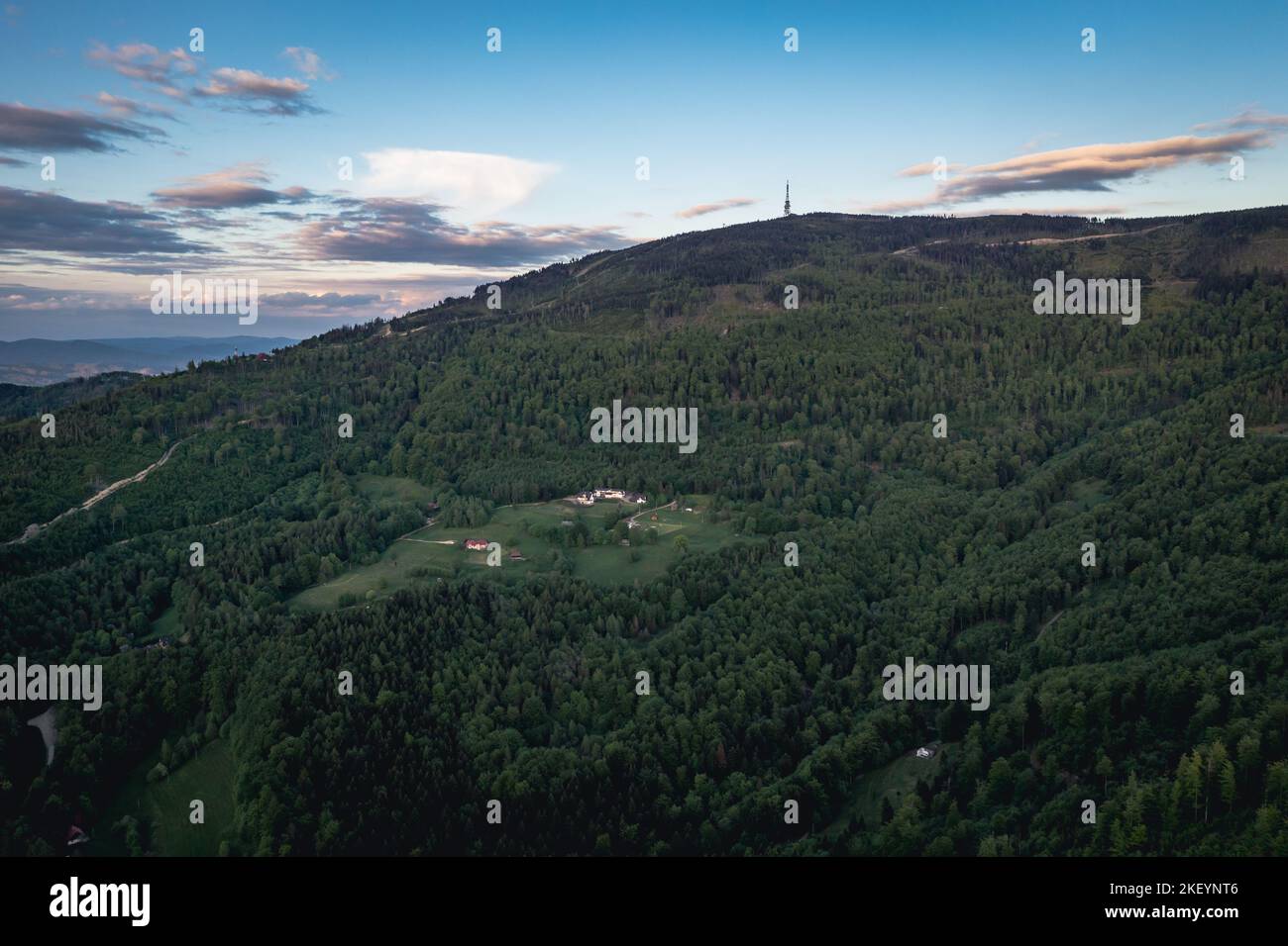 Vue depuis la ville de Szczyrk sur le mont Skrzyczne, le sommet le plus élevé des monts Silésiens des Beskids, le comté de Bielsko, Silésien Voivodeship dans le sud de la Pologne Banque D'Images