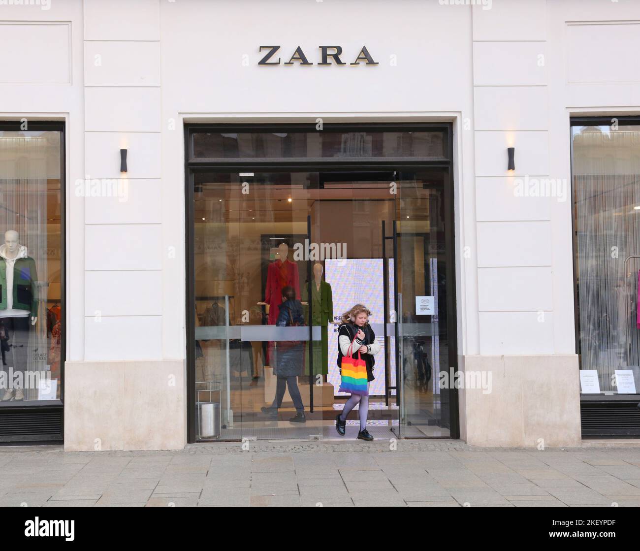 Cracovie. Cracovie. Pologne. Avant Zara avec logo au-dessus de l'entrée. Banque D'Images