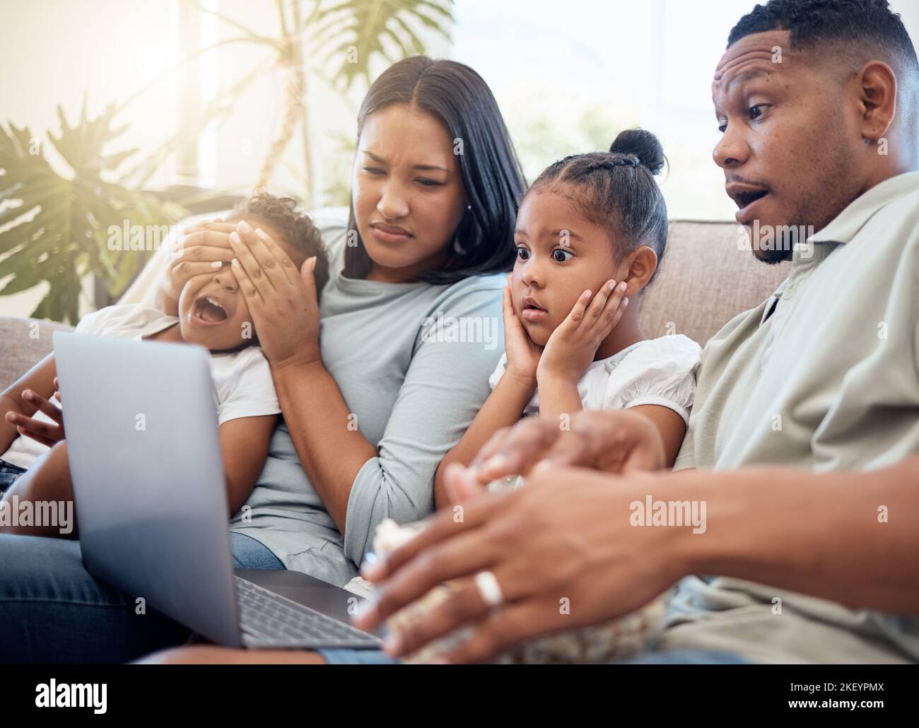 Effrayant, le film et la famille couvrent les yeux des enfants pour le contenu inapproprié sur l'écran d'ordinateur portable. Contrôle de la censure, divertissement et maman et papa avec les enfants Banque D'Images