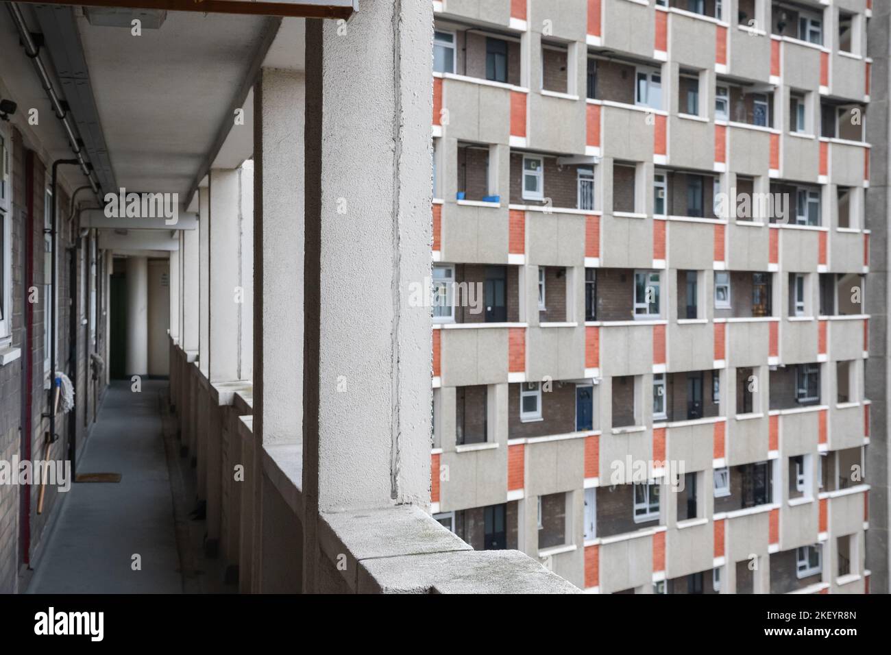 Couloir communal dans la maison de George Loveless, un énorme bloc de logement de conseil, une partie du domaine de Dorset à Hoxton, Londres, Angleterre Banque D'Images