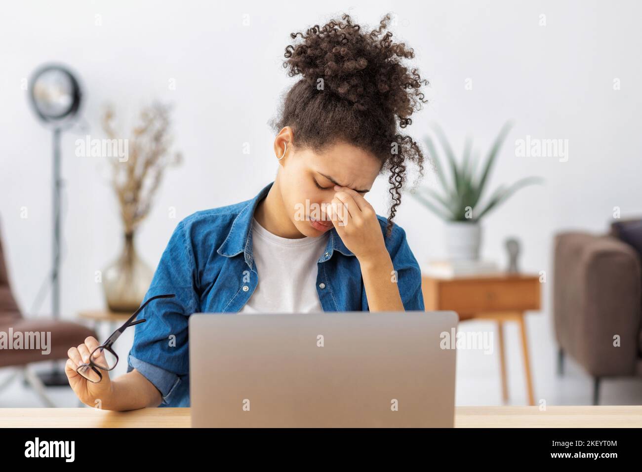 Femme afro-américaine fatiguée stressée ayant des maux de tête se sentant malade, douleur, dépression, travail excessif Banque D'Images