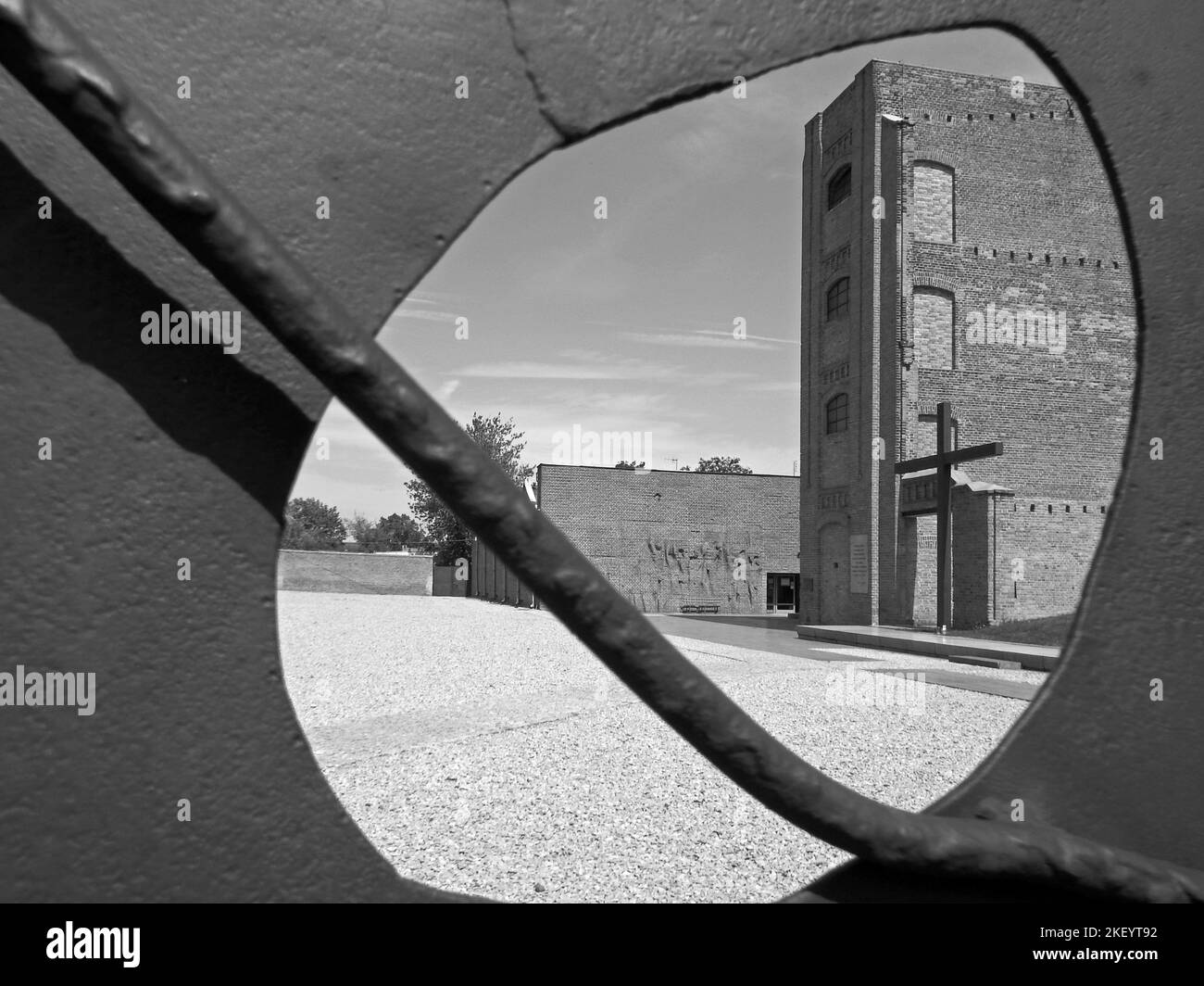 Photo en photo, bâtiment historique de la prison nazie aujourd'hui, vue