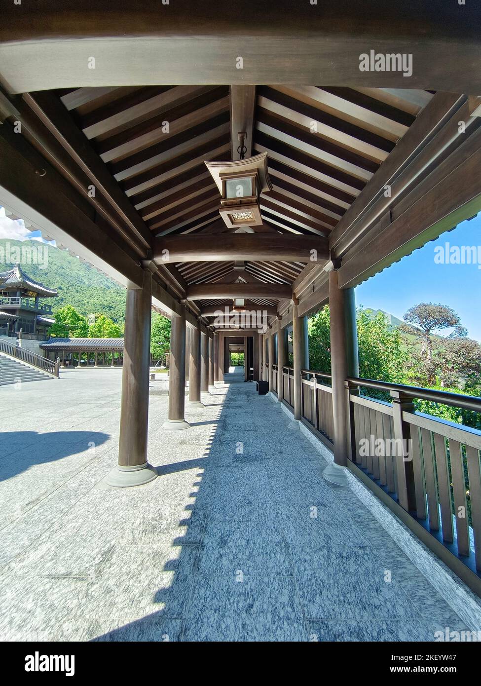 Un plan vertical d'un chemin sous le toit d'un temple chinois traditionnel Banque D'Images