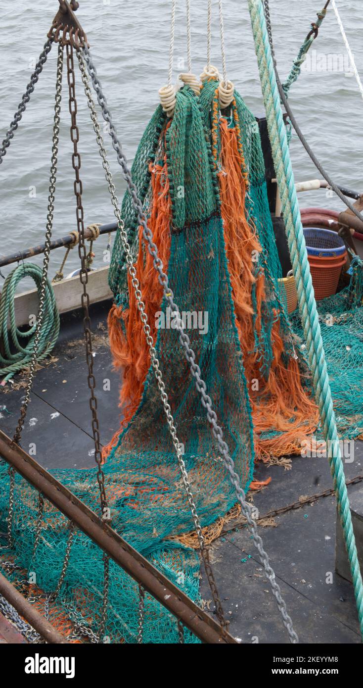 Filets de pêche colorés séchant sur un chalutier dans le port de Whitby Banque D'Images