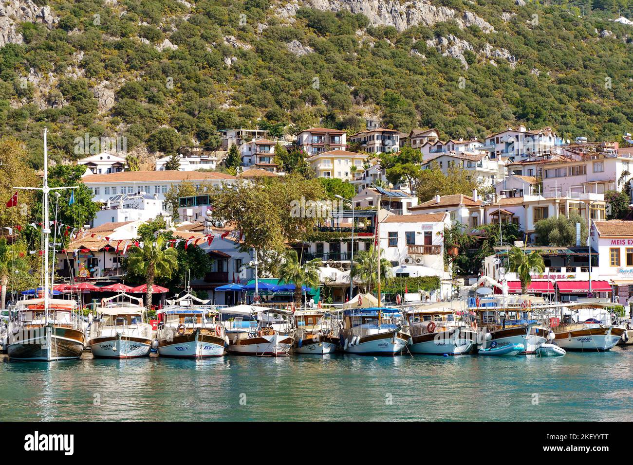 Kas, Turquie - 14 novembre 2022 : promenade maritime de la ville touristique turque de Kash sur la côte de la mer méditerranée. Photo de haute qualité Banque D'Images