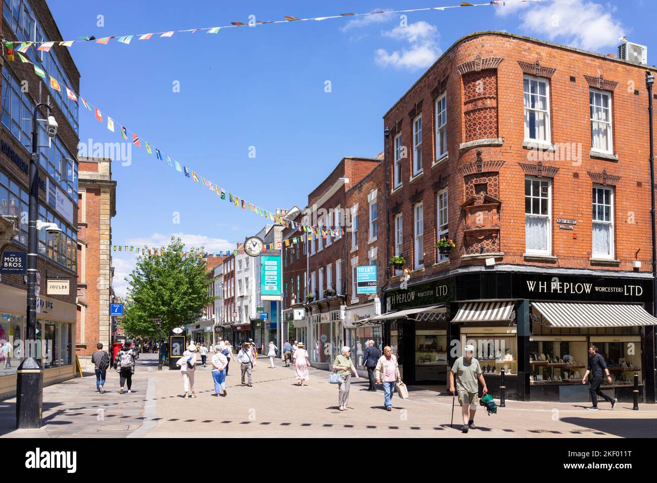 Centre-ville de Worcester boutiques et gens sur la rue High à Worcester Worcestershire Angleterre GB Europe Banque D'Images
