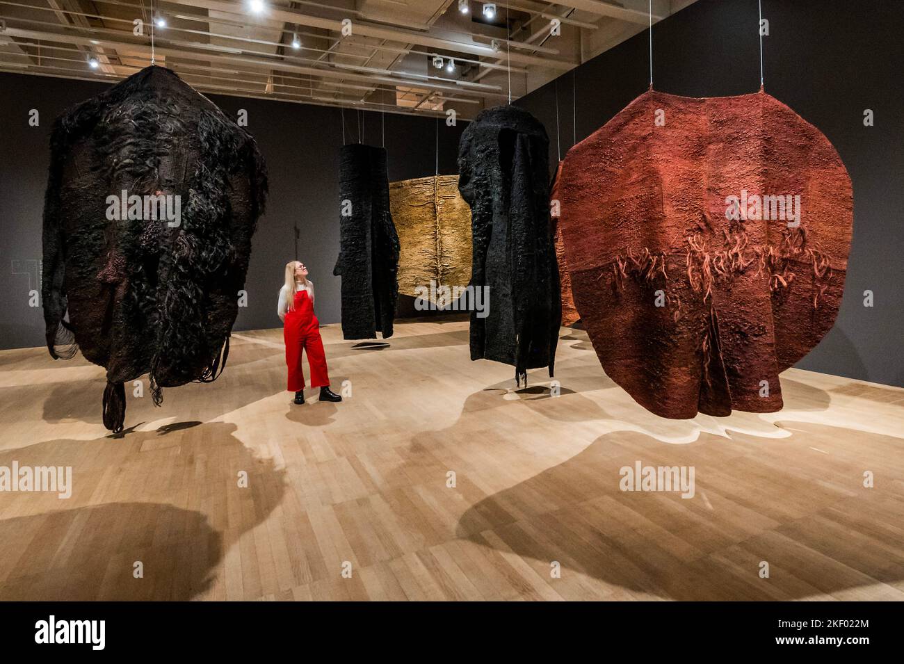 Londres, Royaume-Uni. 15th novembre 2022. Les Abakans se réunissent comme une forêt fibreuse basée sur ses propres 'situation' (installations) - Magdalena Abakanowicz à Tate Modern. Une nouvelle exposition qui explore un ensemble de travaux de l'artiste polonais. Les œuvres ont franchi un nouveau pas en matière d'art en 1960s et 70s et comprennent 26 œuvres « radicales » (dont des sculptures connues sous le nom d'Abakans) regroupées pour la première fois au Royaume-Uni. Crédit : Guy Bell/Alay Live News Banque D'Images