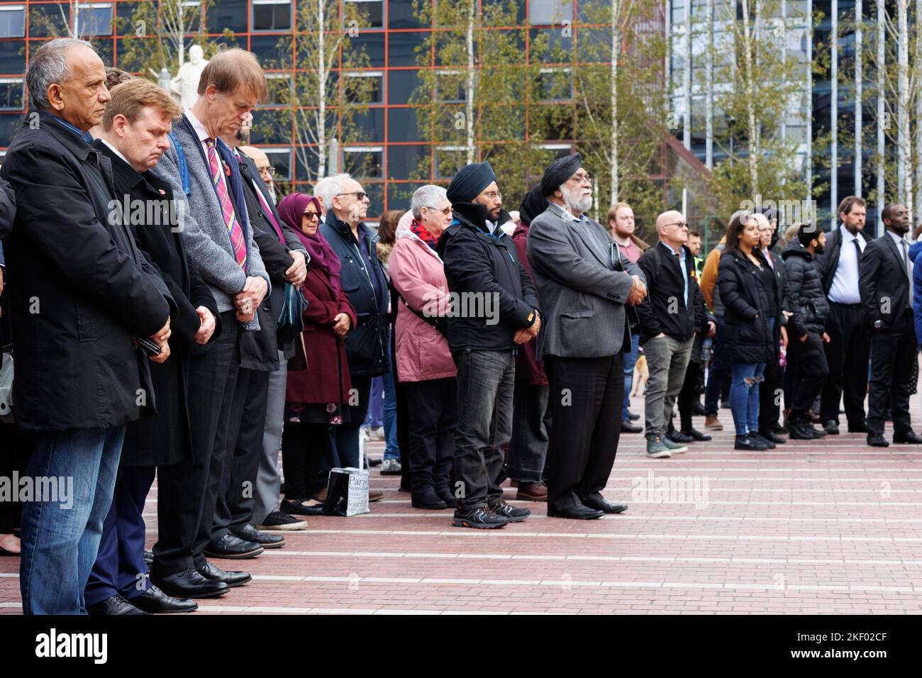 Le service Aristice dans le centre-ville de Birmingham au 11am sur 11 novembre 2022. Le service auquel assistait le Maire a eu lieu à l'extérieur de la salle de la mémoire. La foule de spectateurs se tiennent en silence. Banque D'Images