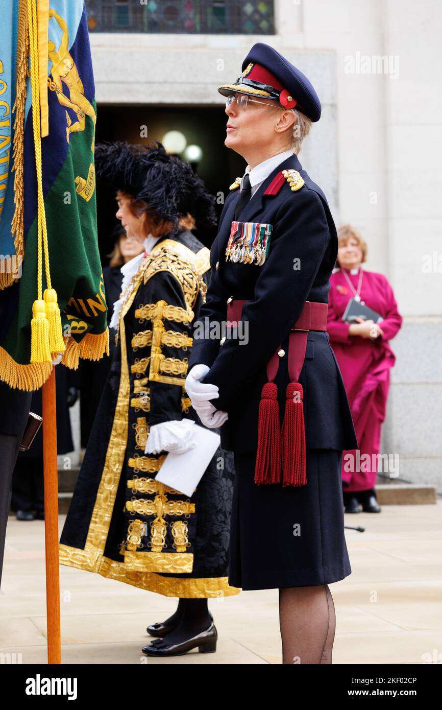 Le service Aristice dans le centre-ville de Birmingham au 11am sur 11 novembre 2022. Le service auquel assistait le Maire a eu lieu à l'extérieur de la salle de la mémoire. Banque D'Images