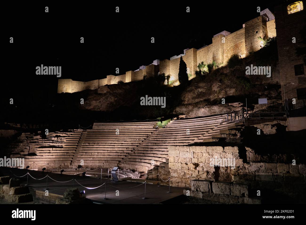 Théâtre romain et l'Alcazaba la nuit, Málaga, Espagne. Banque D'Images