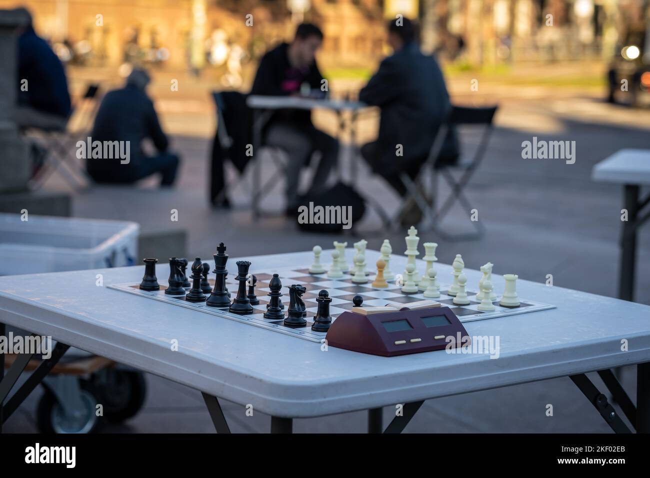 Jouer aux échecs dans la rue, jeu d'échecs prêt pour une partie, sélectif foyer Banque D'Images