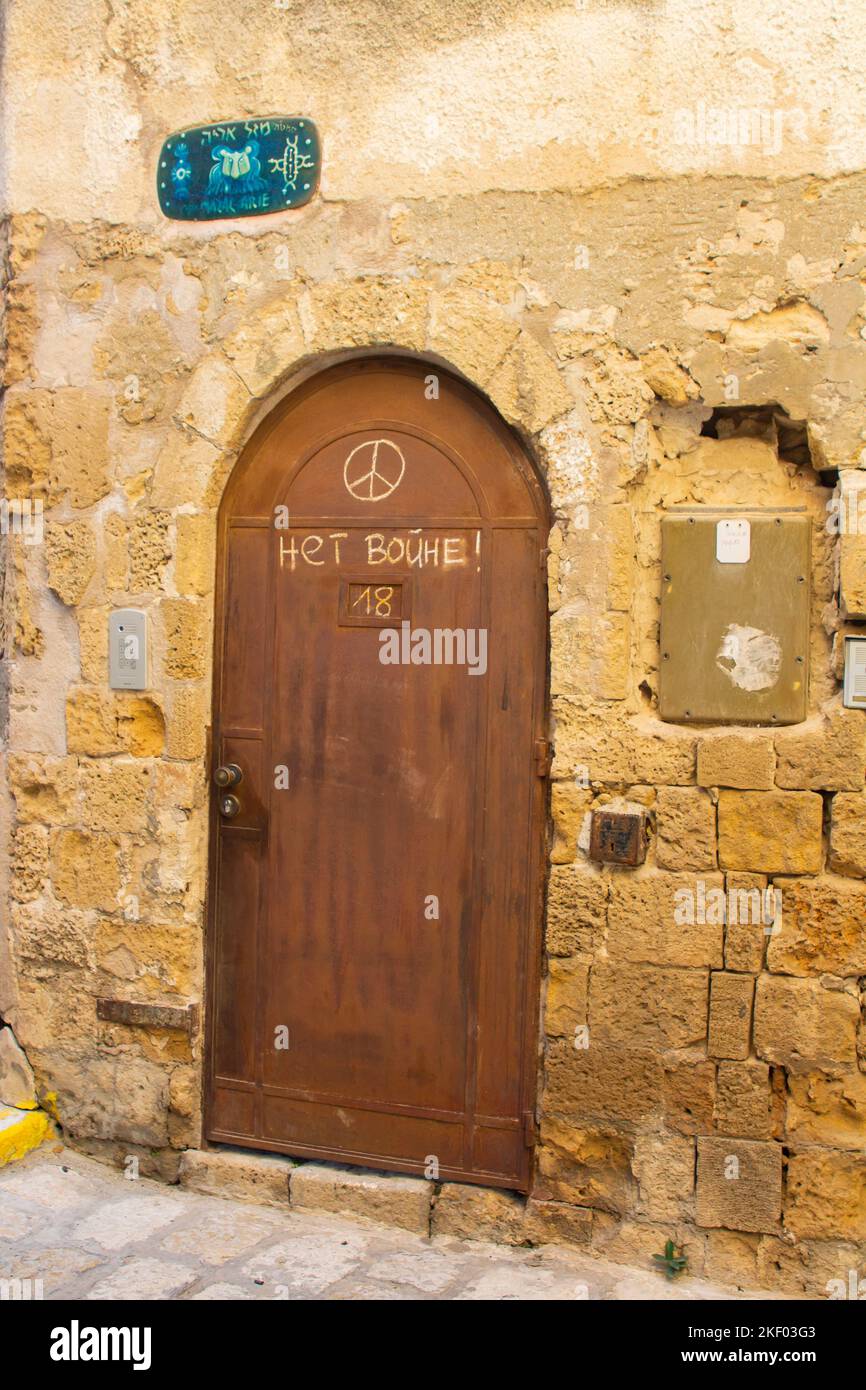 3 novembre 2022 Une belle porte en acier dans une rue étroite aux couleurs vives dans l'ancienne ville de Jaffa, tel-Aviv, Israël. Banque D'Images