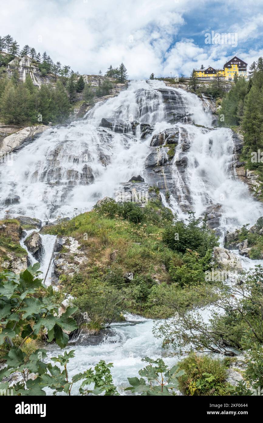 La très haute et belle chute d'eau de la Toce dans la vallée de Formazza Banque D'Images