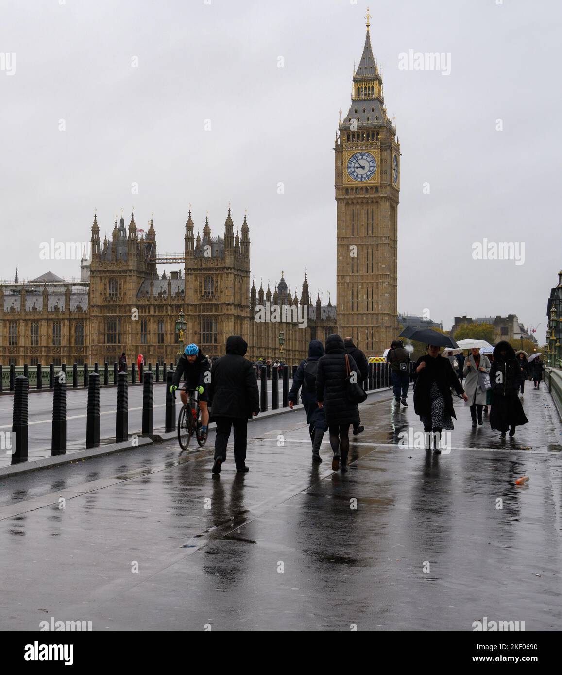 Centre de Londres, Royaume-Uni. 15th novembre 2022. Météo au Royaume-Uni : les touristes et les navetteurs brave les fortes averses de pluie dans le centre de Londres. Londres. Credit: Celia McMahon/Alamy Live News. Banque D'Images