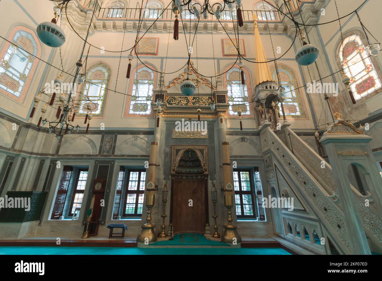Mihrab et minbar de la mosquée d'Ayazma. Architecture de la mosquée ottomane. Ramadan ou photo de fond islamique. Istanbul Turkiye - 9.24.2022 Banque D'Images