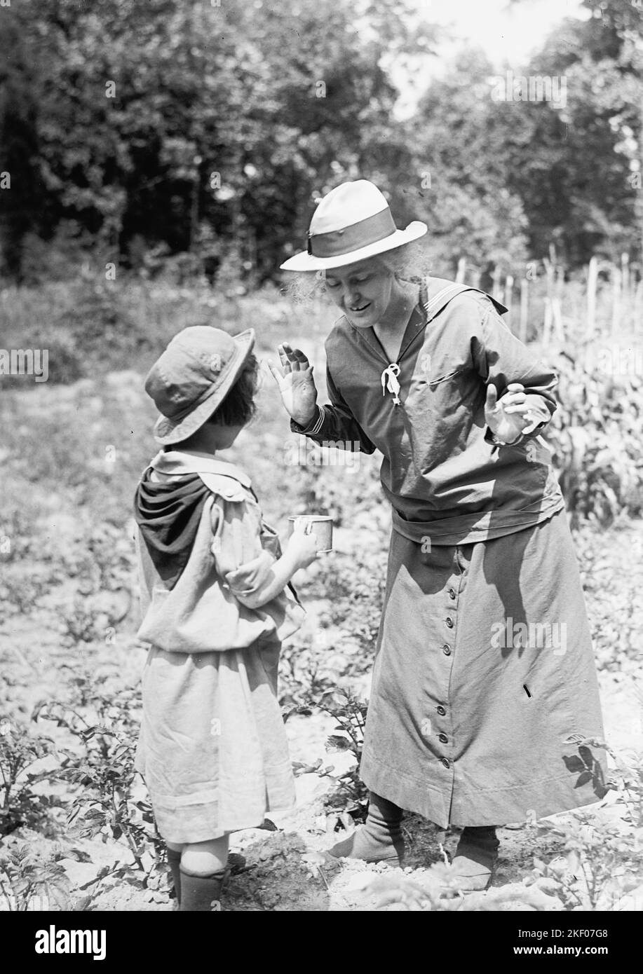Louise Henry Hoover la femme et la première dame du président Herbert Hoover travaillant avec une jeune fille scout en 1918 Banque D'Images