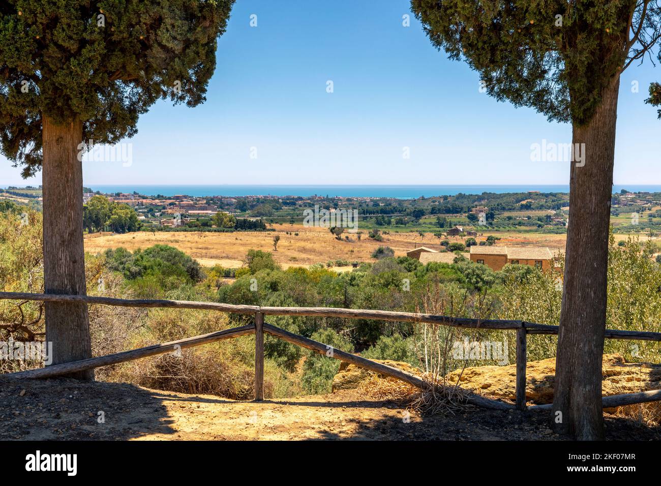 Agrigento, Sicile, Italie - 12 juillet 2020 : paysage rural près de la ville d'Agrigento en Sicile, Italie Banque D'Images