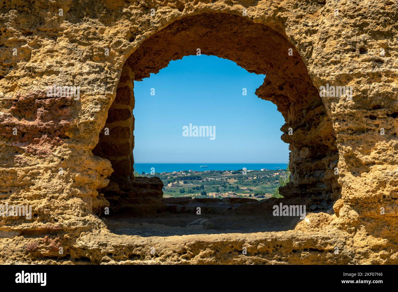 Agrigento, Sicile, Italie - 12 juillet 2020: Mer Méditerranée vue par un trou dans le mur d'un temple grec ancien Banque D'Images