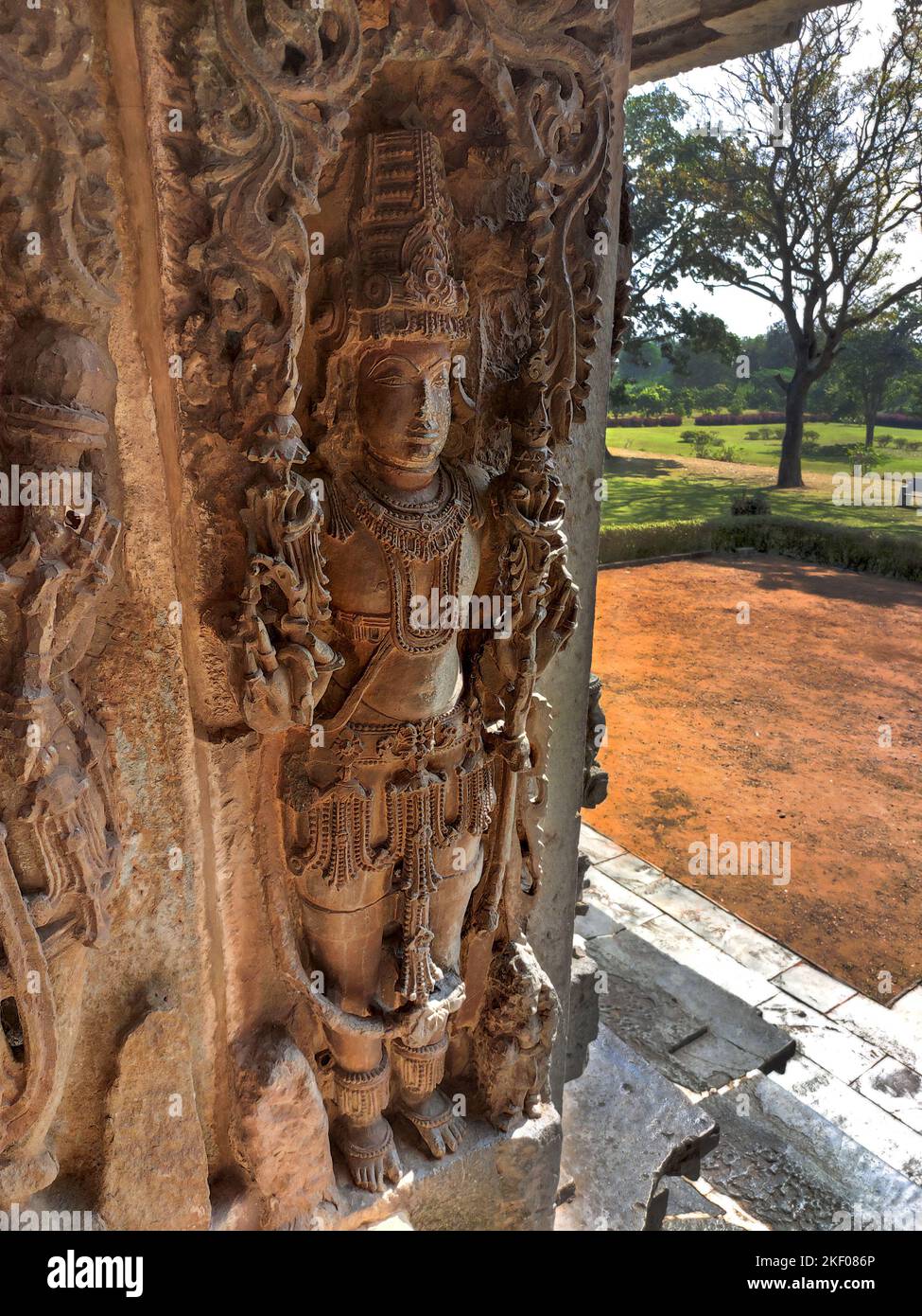 Une sculpture du Seigneur Vishnu ornant les murs extérieurs du temple Hoysaleswara à Halebidu, Karnataka, Inde. Banque D'Images
