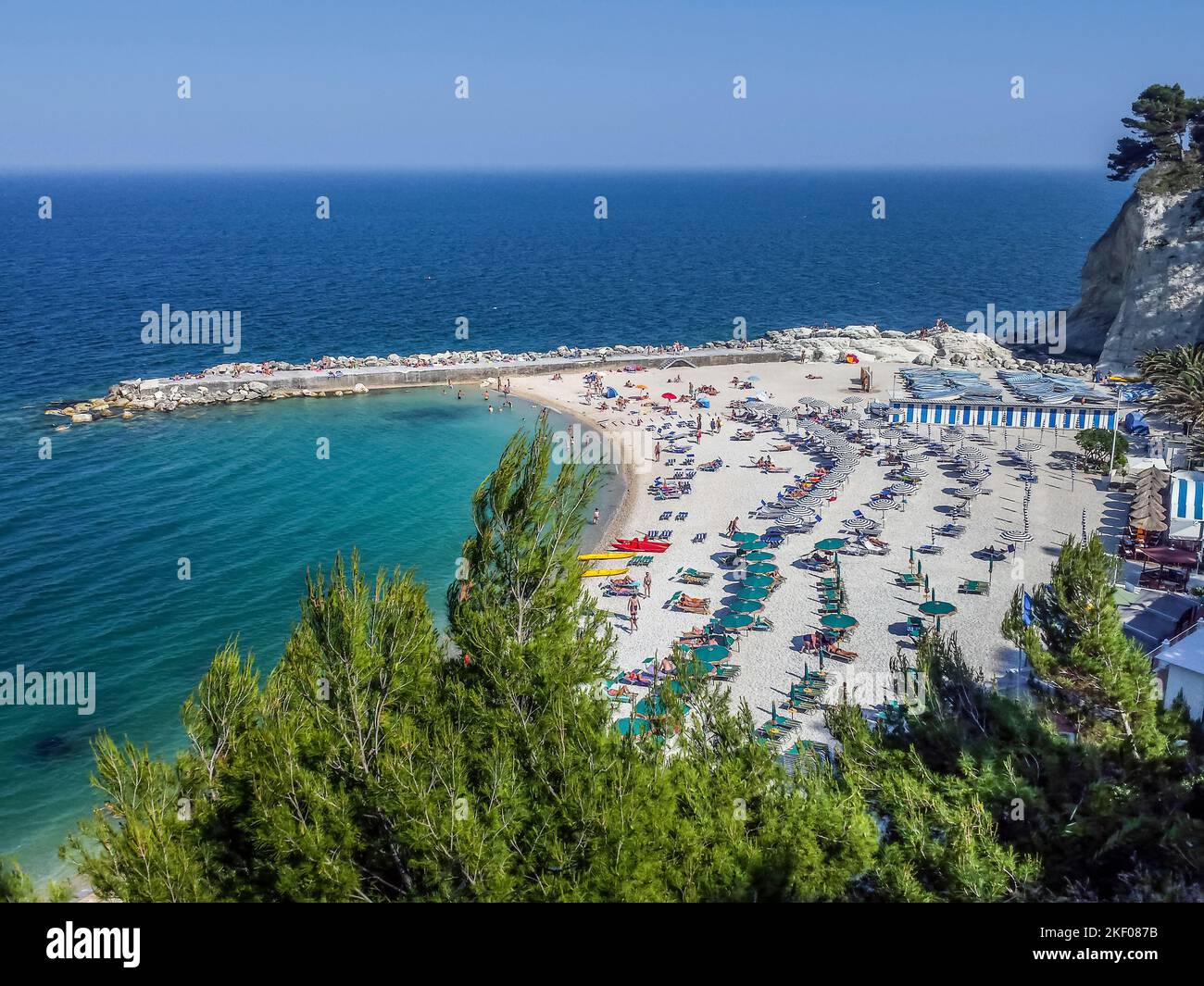 Sirolo, Italie - 07-04-2014: Vue aérienne de la plage Urbani à Sirolo, sous le mont Conero Banque D'Images