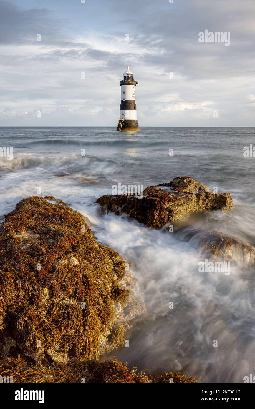 Phare de Penmon au premier feu avec une marée entrante Banque D'Images