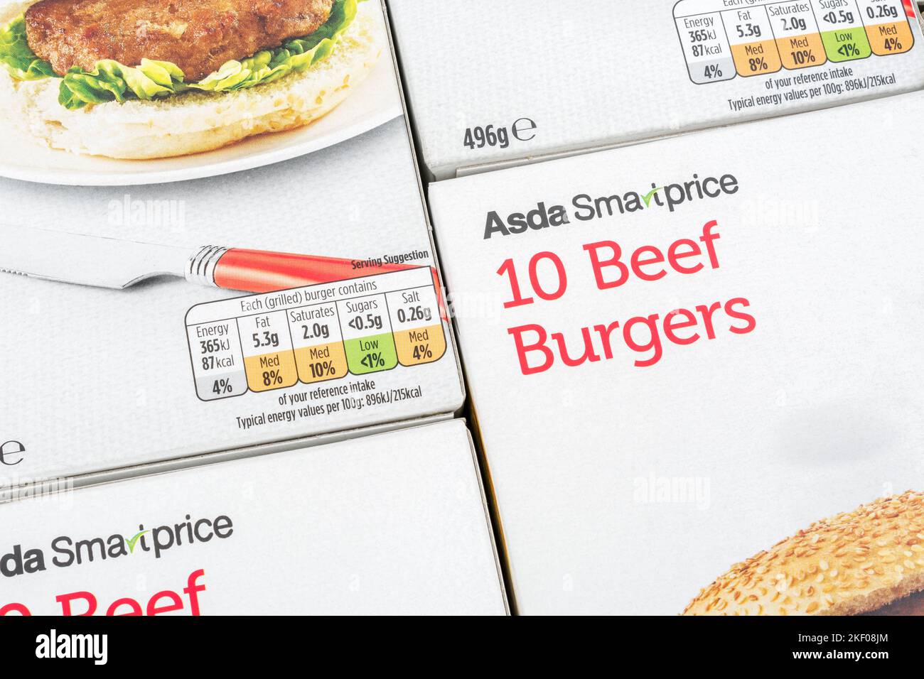 Étiquette sur le paquet de carton des hamburgers de bœuf économiques du supermarché ASDA (mi-2022). Pour les emballages de produits alimentaires en carton, les aliments de proximité. Banque D'Images