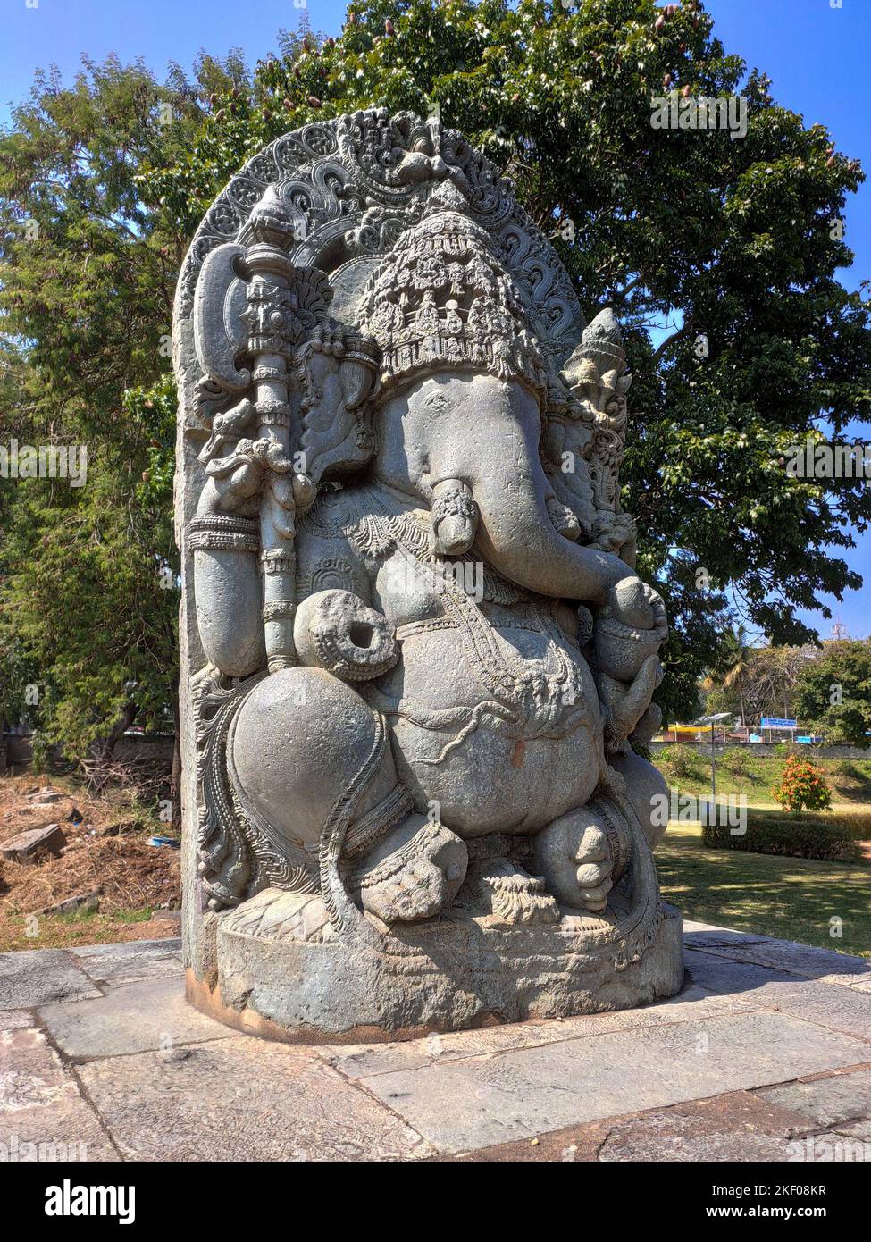 Ganesha murti (idole) au temple Hoysaleswara à Halebidu, Karnataka. Ce temple, construit au XIIe siècle par l'Empire Hoysala. Banque D'Images