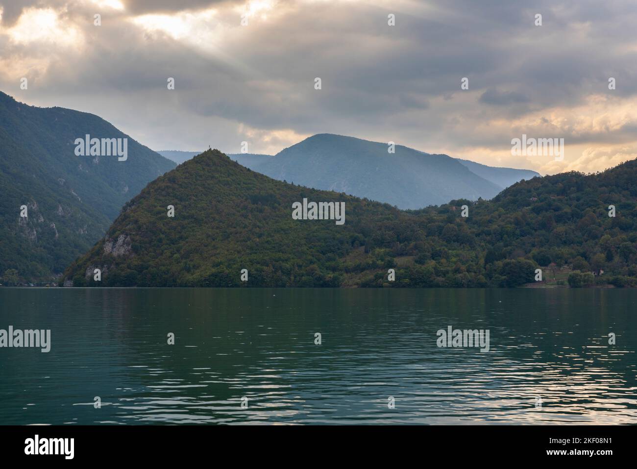 Le lac Perucac et la montagne de Tara avec un ciel incroyable au coucher du soleil Banque D'Images