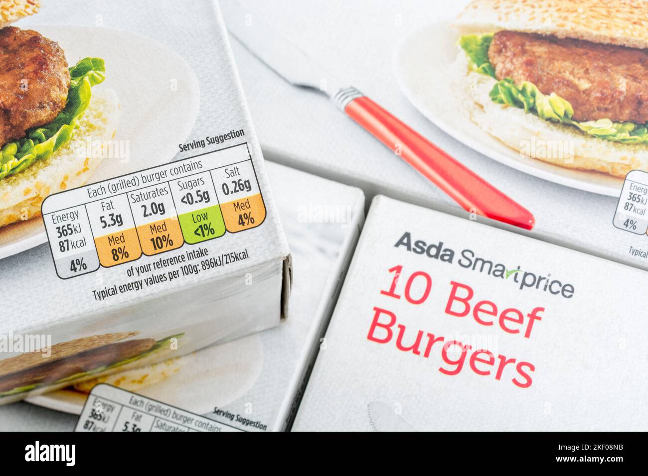 Étiquette sur le paquet de carton des hamburgers de bœuf économiques du supermarché ASDA (mi-2022). Pour les emballages de produits alimentaires en carton, les aliments de proximité. Banque D'Images