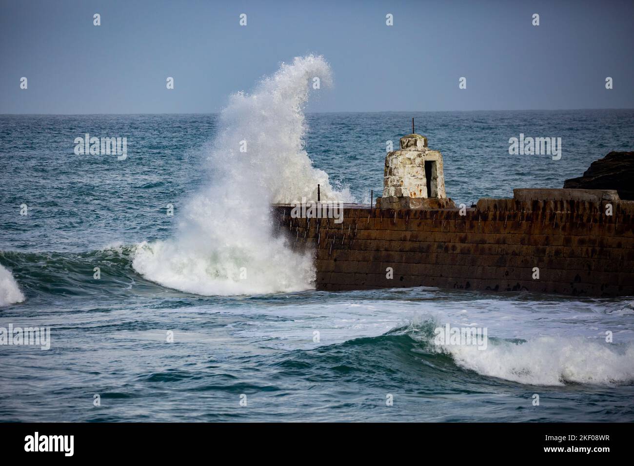 Portreath,Cornouailles,15th novembre 2022,grandes vagues et mers orageux à Portreath,Cornouailles causées par de forts vents de l'est du Sud ce matin. La température était de 11C mais avec des averses de pluie légères. La prévision est pour les vents de rafales de continuer jusqu'à la fin de mercredi après-midi.Credit: Keith Larby/Alay Live News Banque D'Images