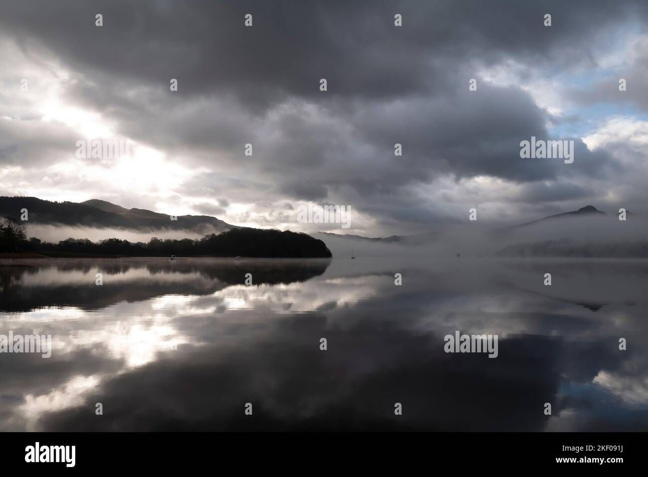 La brume matinale et les nuages bas surplombs Derwentwater, district des lacs anglais. Banque D'Images