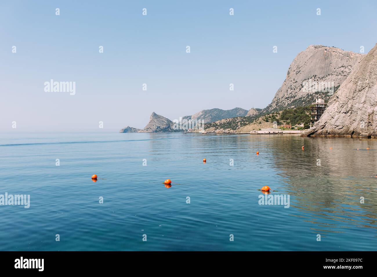 Belle mer d'été calme Paysage avec de l'eau bleu profond Banque D'Images