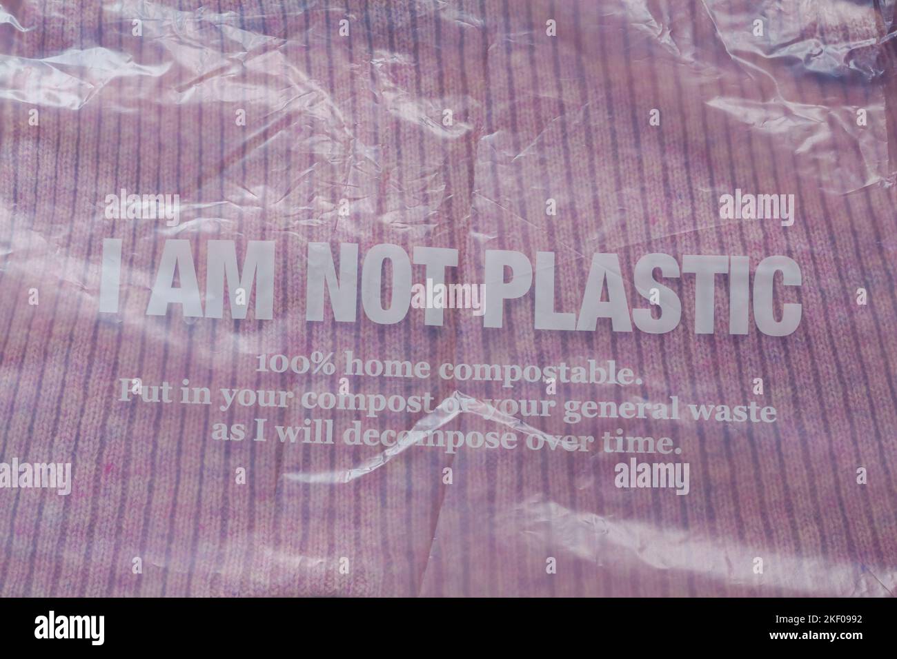 Je ne suis pas en plastique 100% compostable à la maison mis dans votre compost ou vos déchets généraux car je vais décomposer au fil du temps - détail sur l'emballage des vêtements Banque D'Images