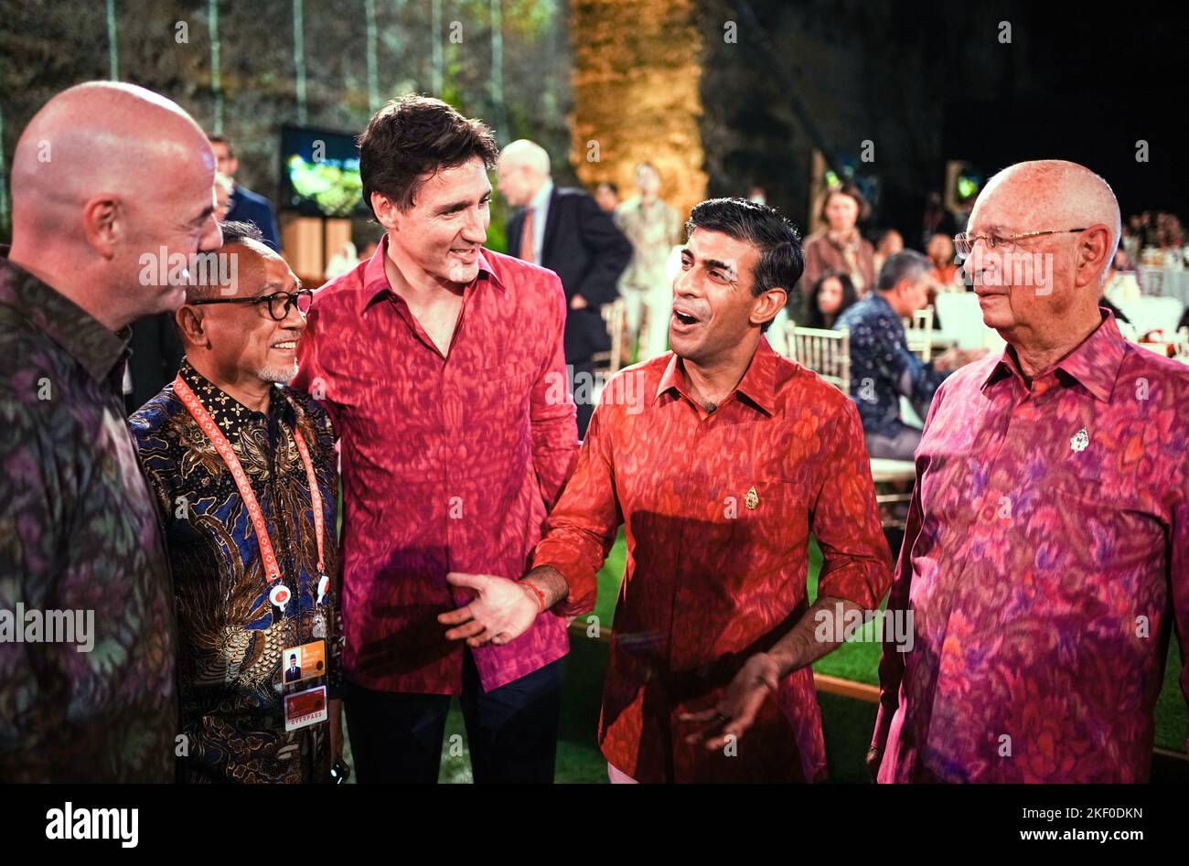 Nusa Dua, Indonésie. 15th novembre 2022. Portant des chemises  traditionnelles, Giovanni Infantino (l-r), président de la Fifa, un  participant non identifié, Justin Trudeau, le premier ministre du Canada,  Rishi Sunak, premier ministre