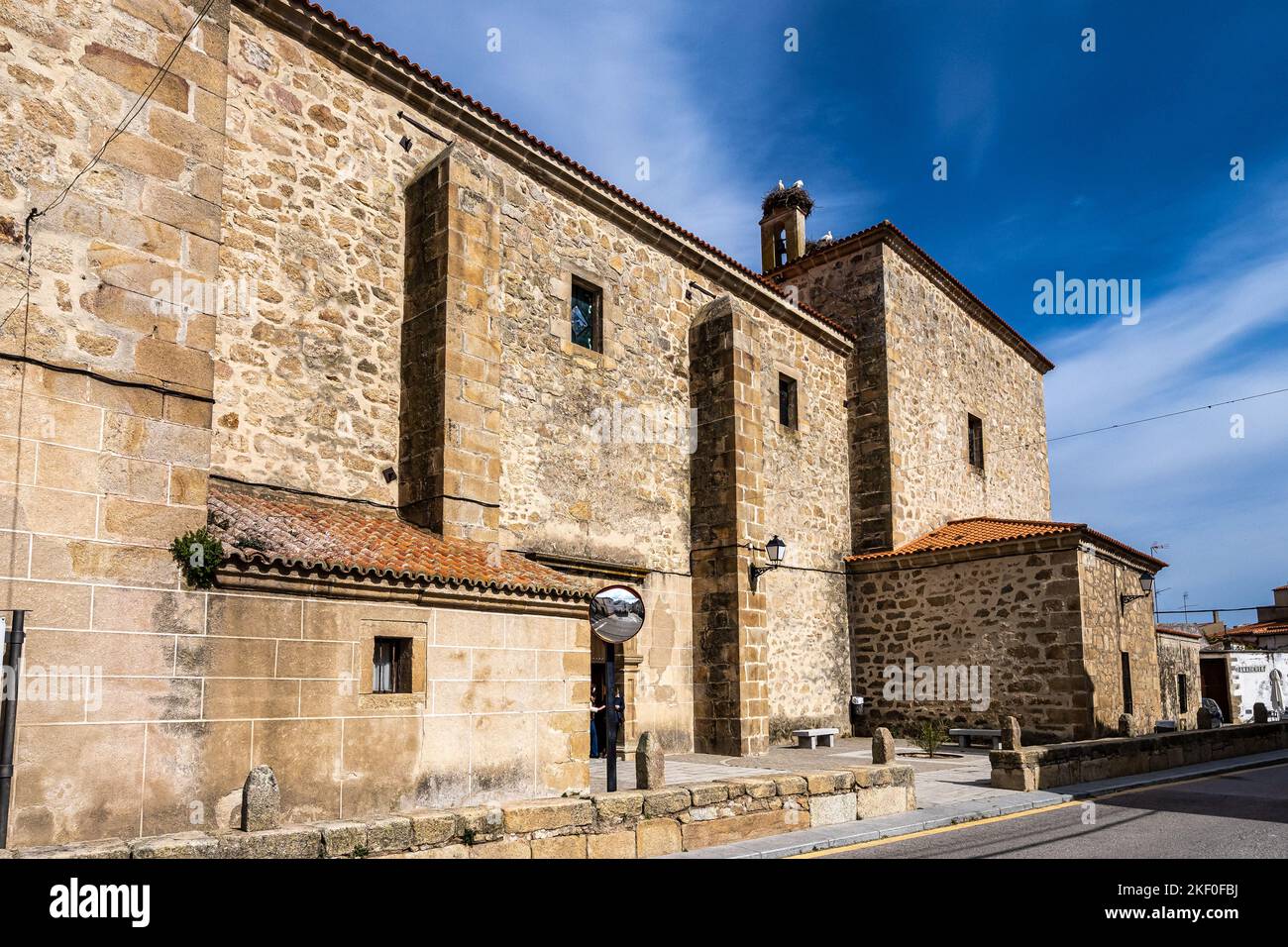 Nid de cigognes au sommet de l'ancien clocher en pierre de l'église Iglesia de Nuestra Senora de la O à Navas del Madrono, Estrémadure en Espagne. Paradis pour Banque D'Images