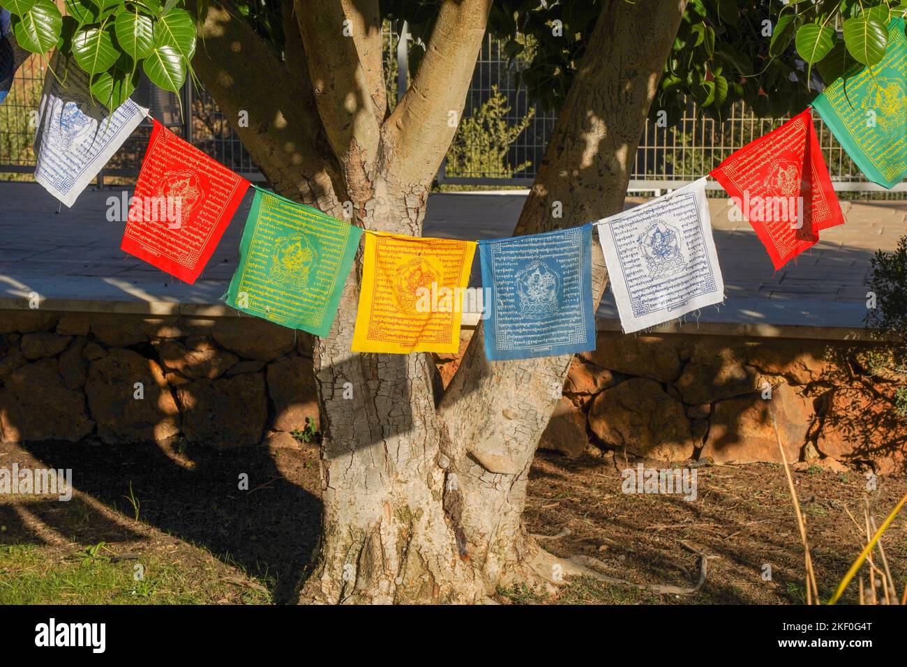 Drapeaux de prière Tibetains colorés à l'illumination bouddhiste temple stupa, à Benalmádena. Costa del Sol, Espagne. Banque D'Images Drapeaux de prière Tibetains colorés à l'illumination bouddhiste temple stupa, à Benalmádena. Costa del Sol, Espagne. Banque D'Images